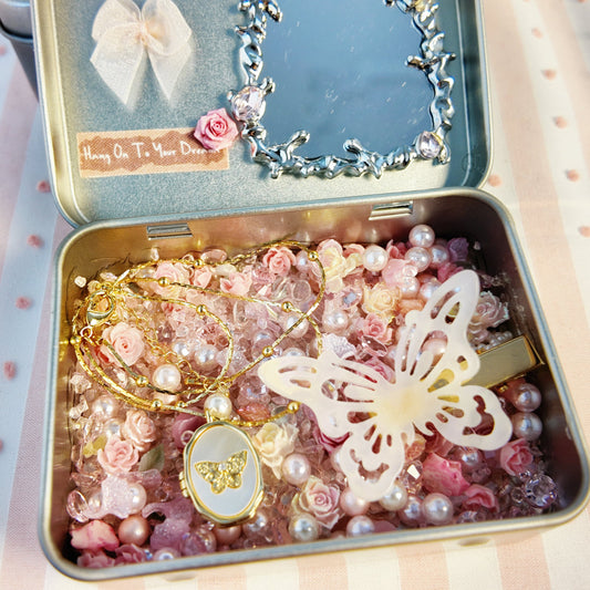 Butterfly in Pink Gravel — Altoids Wallet Set