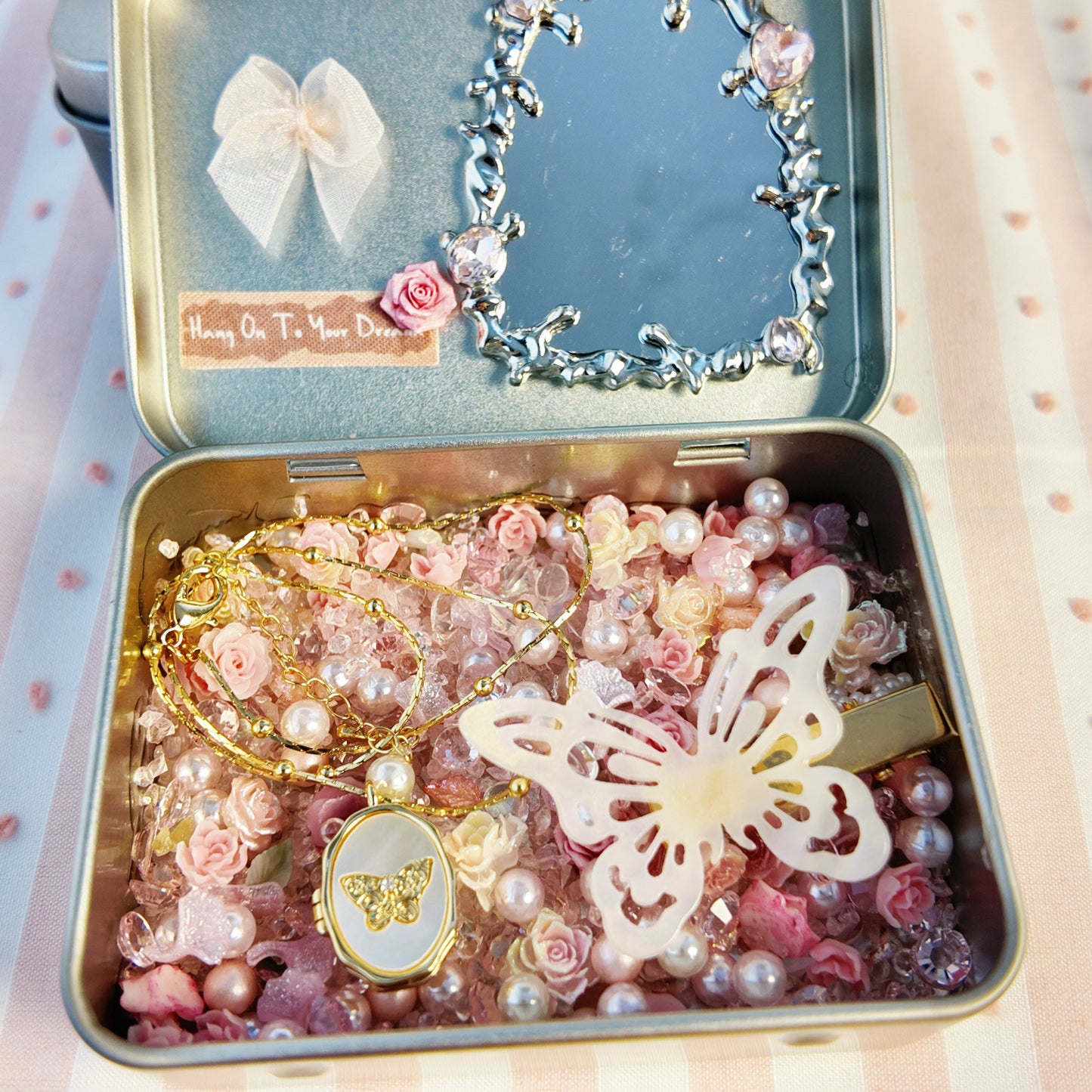 Butterfly in Pink Gravel — Altoids Wallet Set