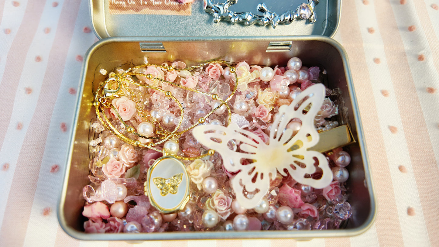 Butterfly in Pink Gravel — Altoids Wallet Set