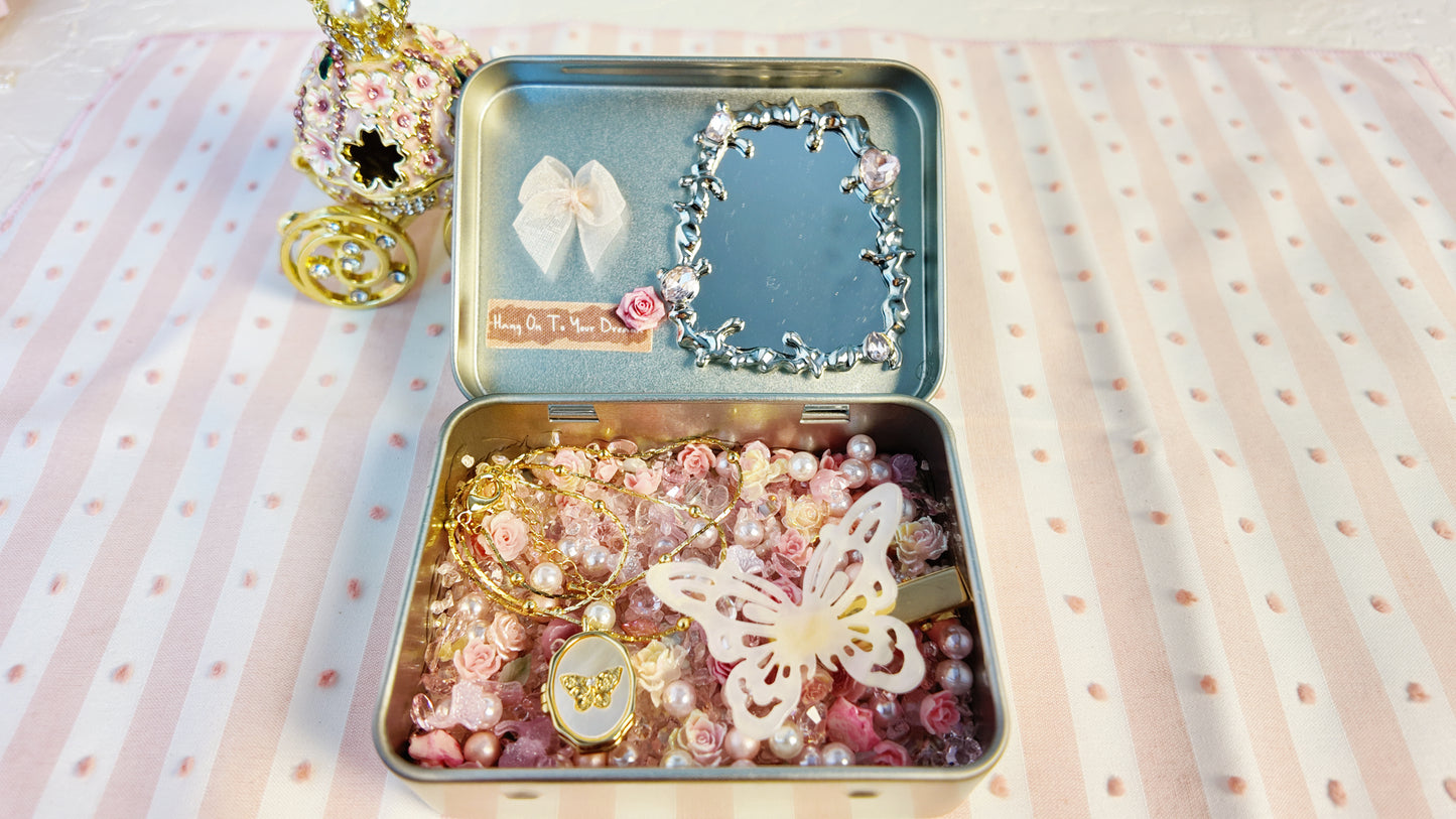 Butterfly in Pink Gravel — Altoids Wallet Set